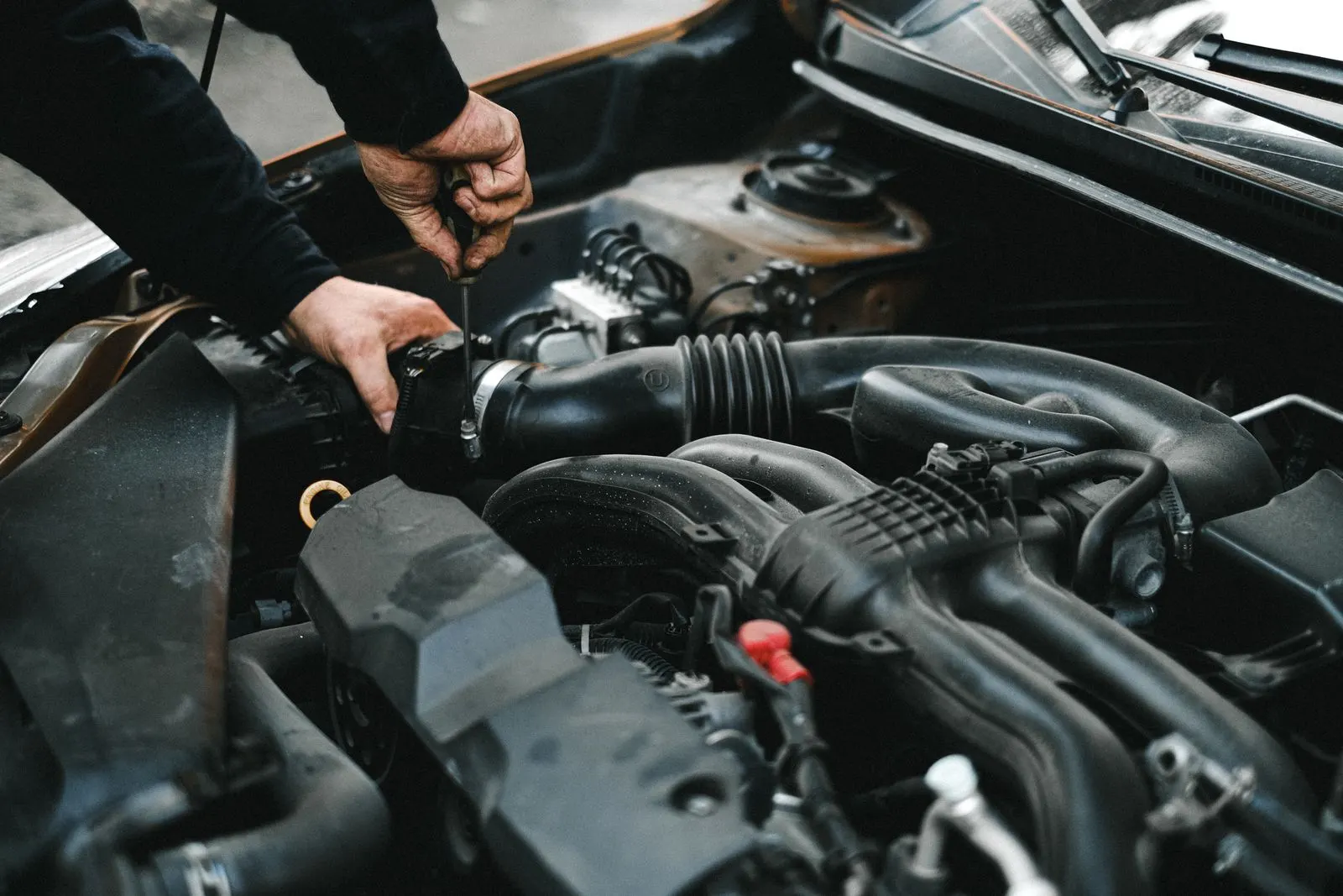 Nacar Oto Kilit - motor bölmesinde çalışma